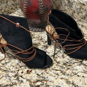 Heels Black and Brown Open-Toe Heeled Sandals w/Crisscross Straps Franco Sarto8M